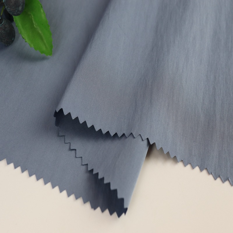 平纹威尼斯风衣面料 棉服羽绒服裤装时装面料 秋冬涤纶面料 现货