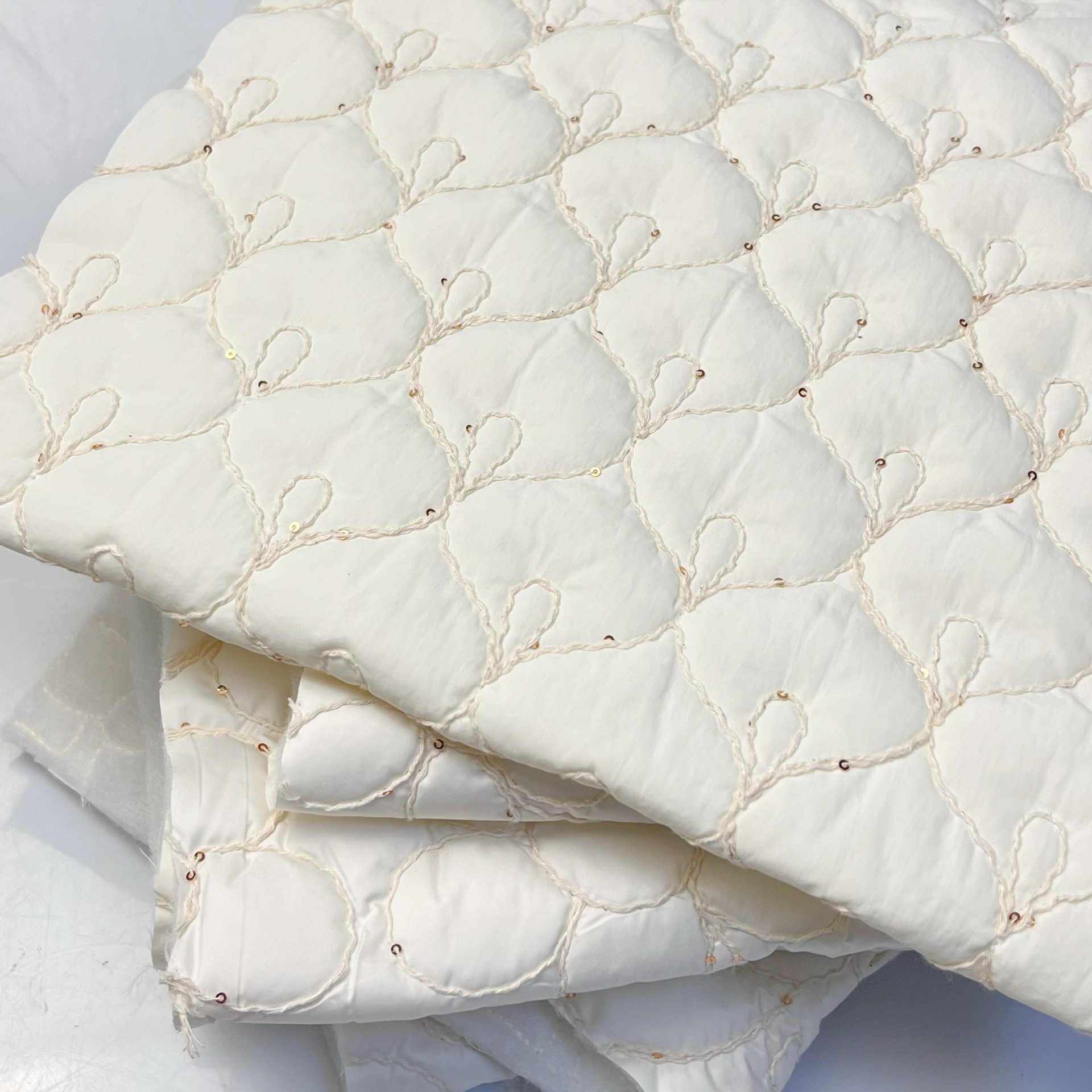 定制亮片绳绣绗棉多种花型服装包包面料绗缝夹包衍缝棉布料绣花布