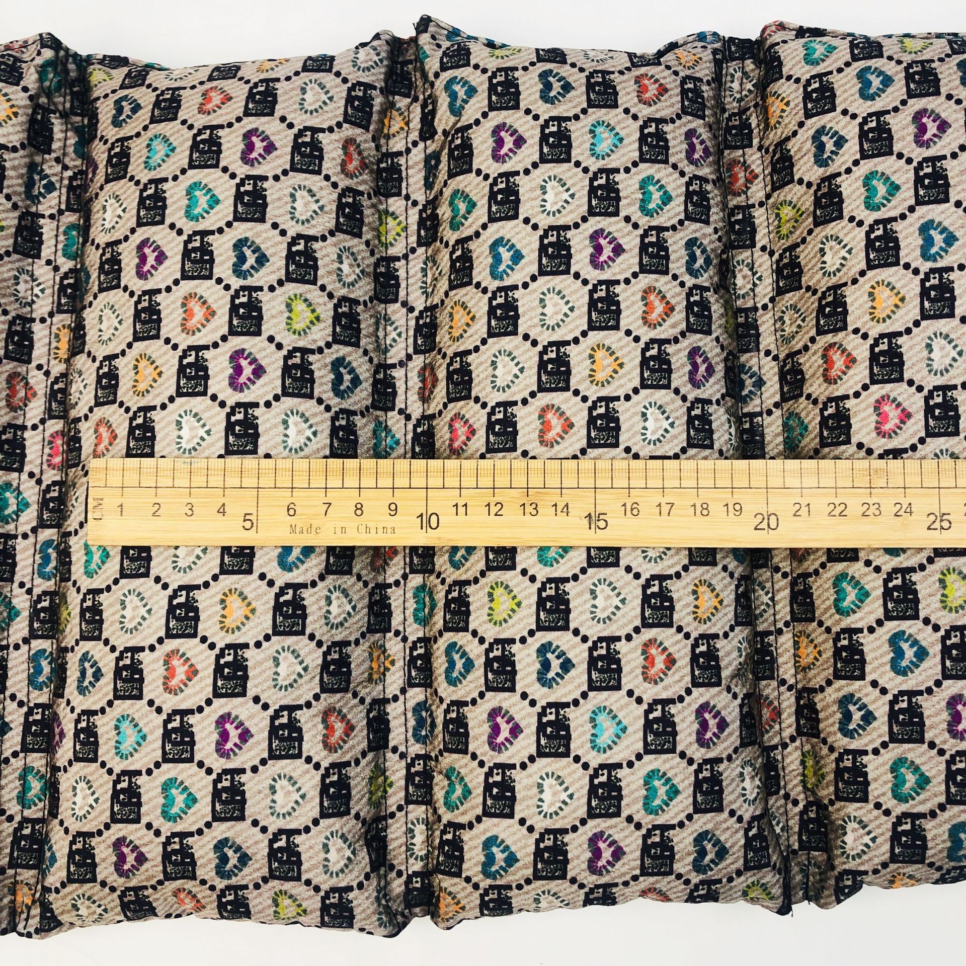 现货批发新款七彩爱心六边形尼龙印花布料羽绒服棉服面料自有工厂