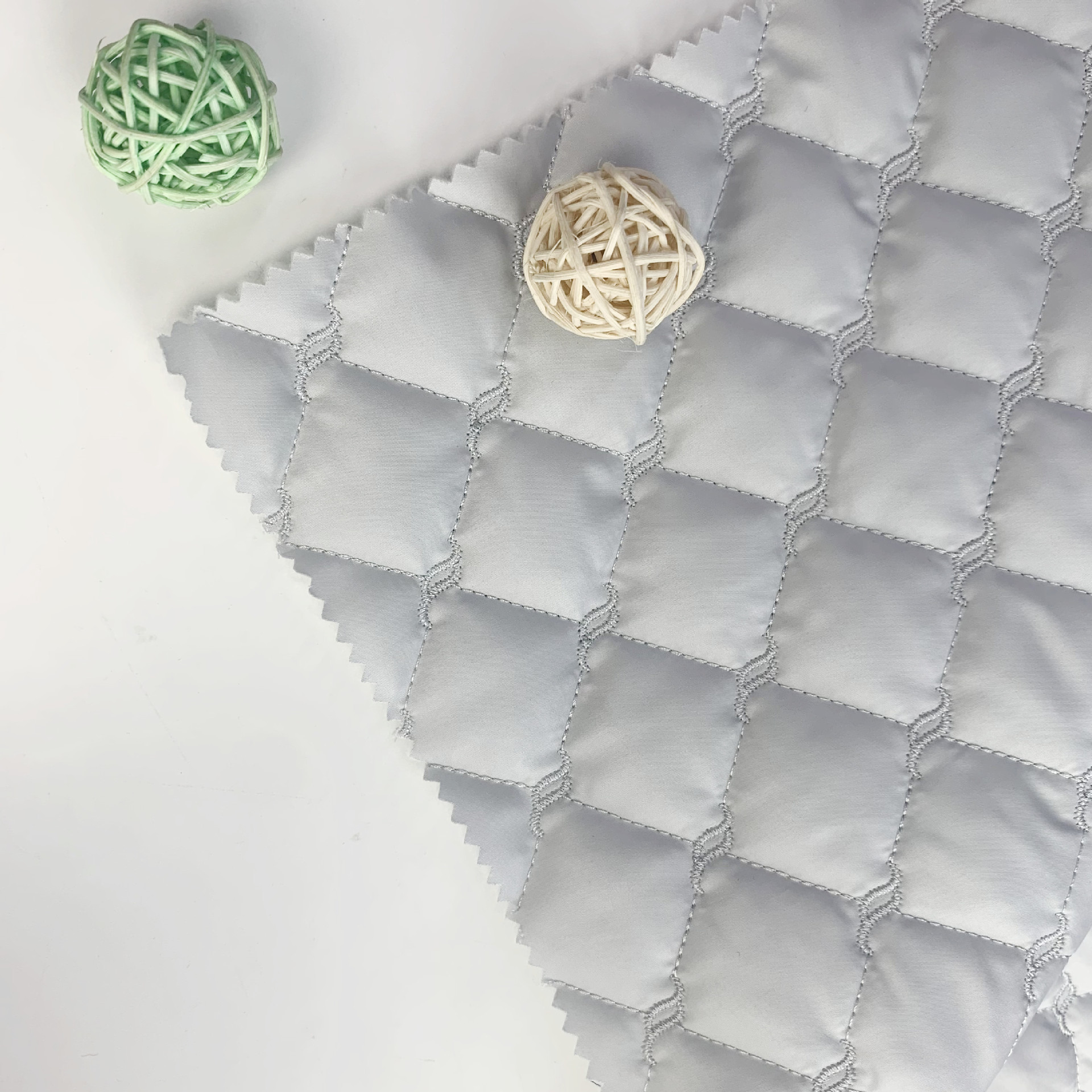 菱形格点缀水纹绗绣 秋冬夹棉面料 春亚纺童装棉服 绣花工厂