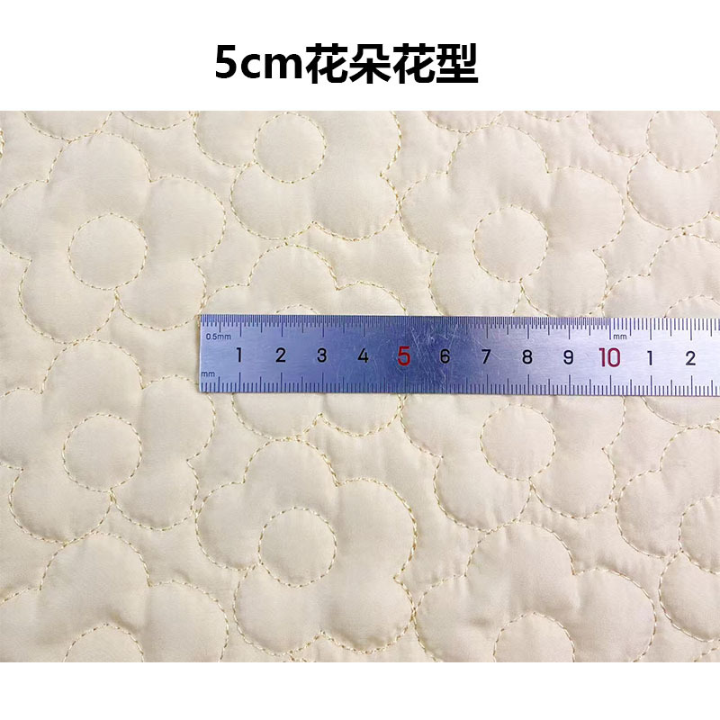 花朵绗缝面料云朵包绗缝夹棉布全涤布绣花面料绗绣加工宠物服装