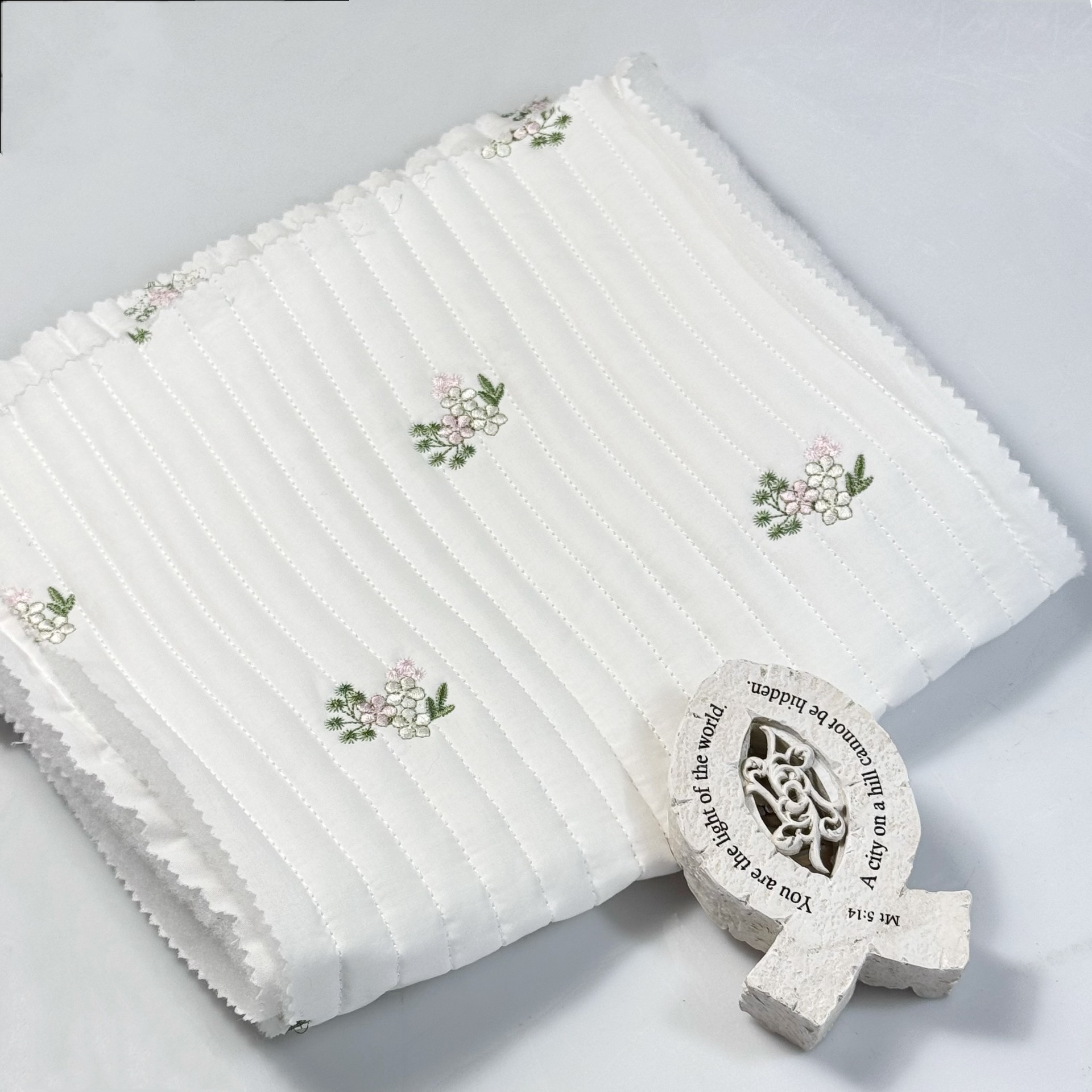 自有工厂国风横条刺绣花朵绗棉面料衍缝床垫云朵包包面料加