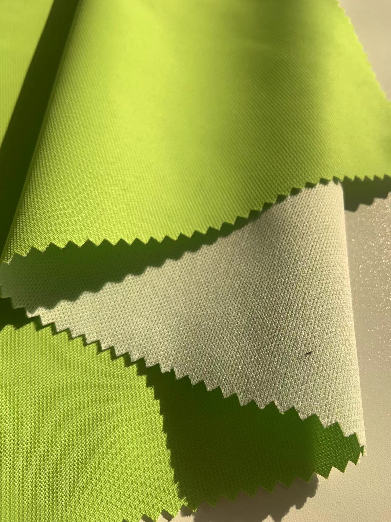 现货150G全涤平纹小蜂巢PU涂层复合针织布校服冲锋衣面料