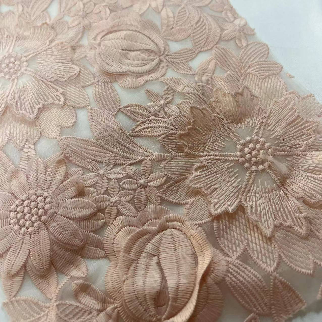 高档网纱平绣礼服面料立体浮花盘童装连衣裙刺绣蕾丝花边面料