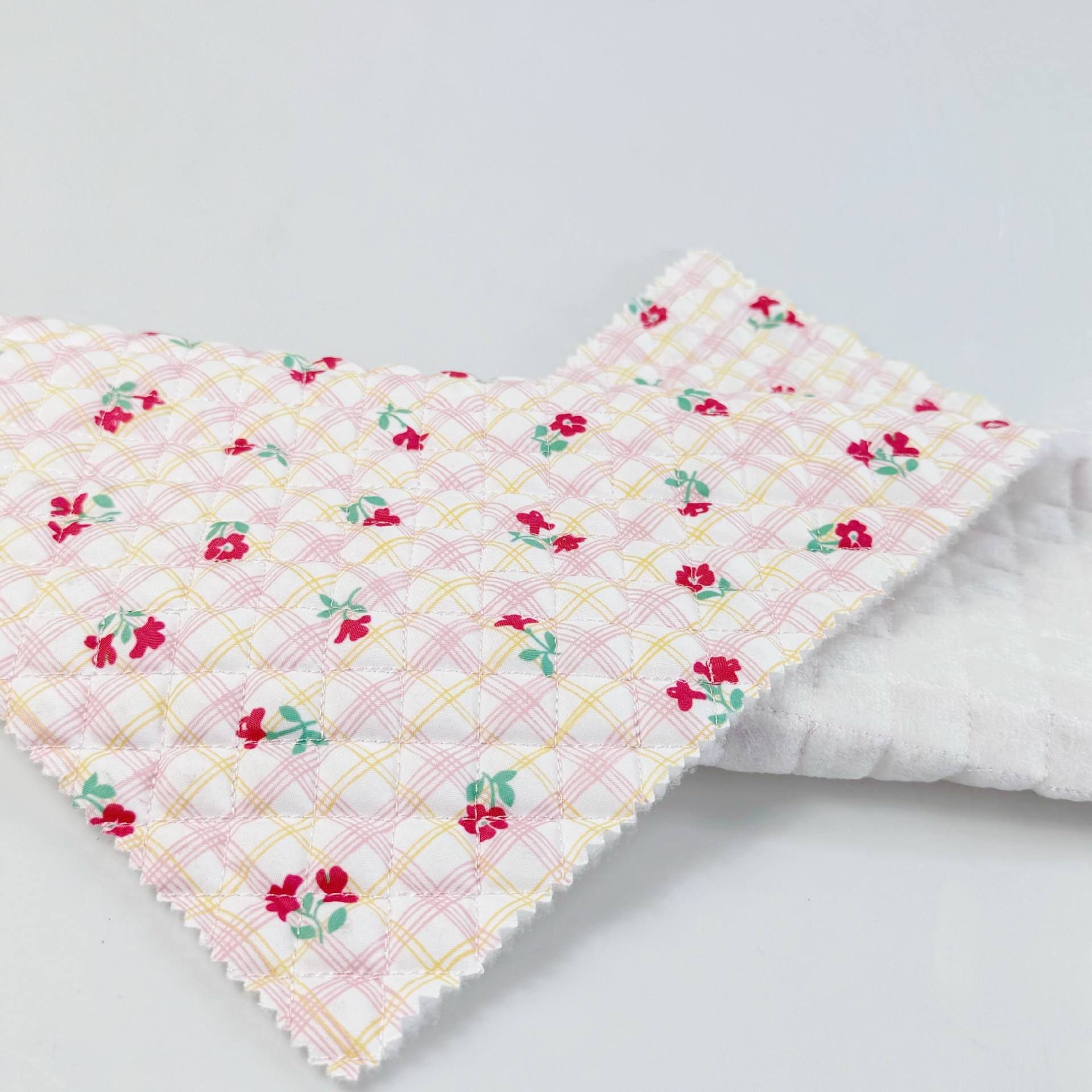 自有工厂全涤春亚纺小菱形格绗缝绗棉面料碎花化妆包箱包夹