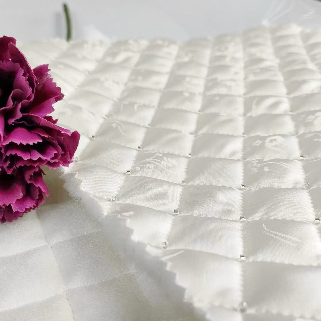 自有工厂 国风格子珠管绣绗棉秋冬棉服云朵包化妆包面料绗缝印花