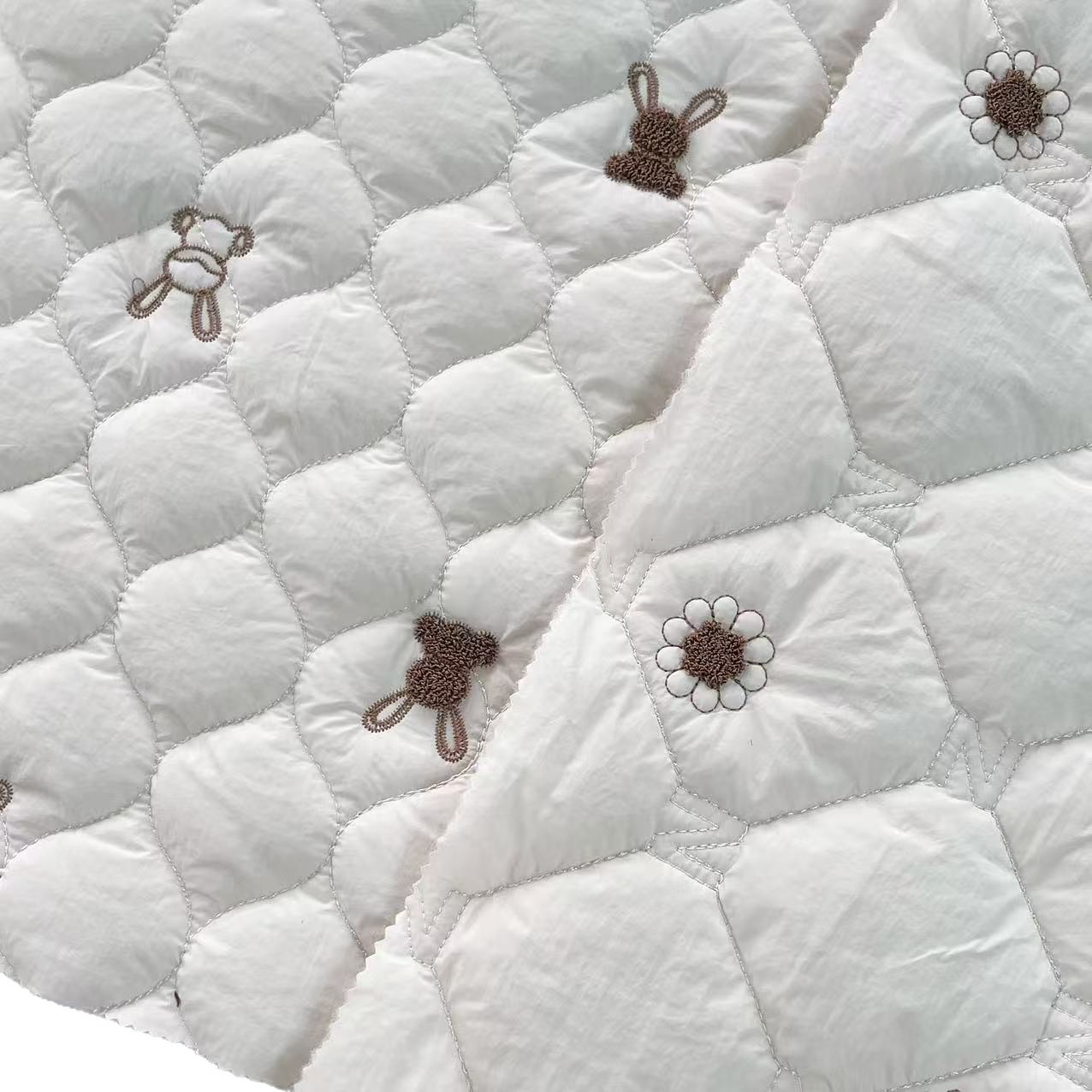 定制绗缝绗绣工厂毛巾绣花布夹棉布料服装箱包衍缝里料家纺