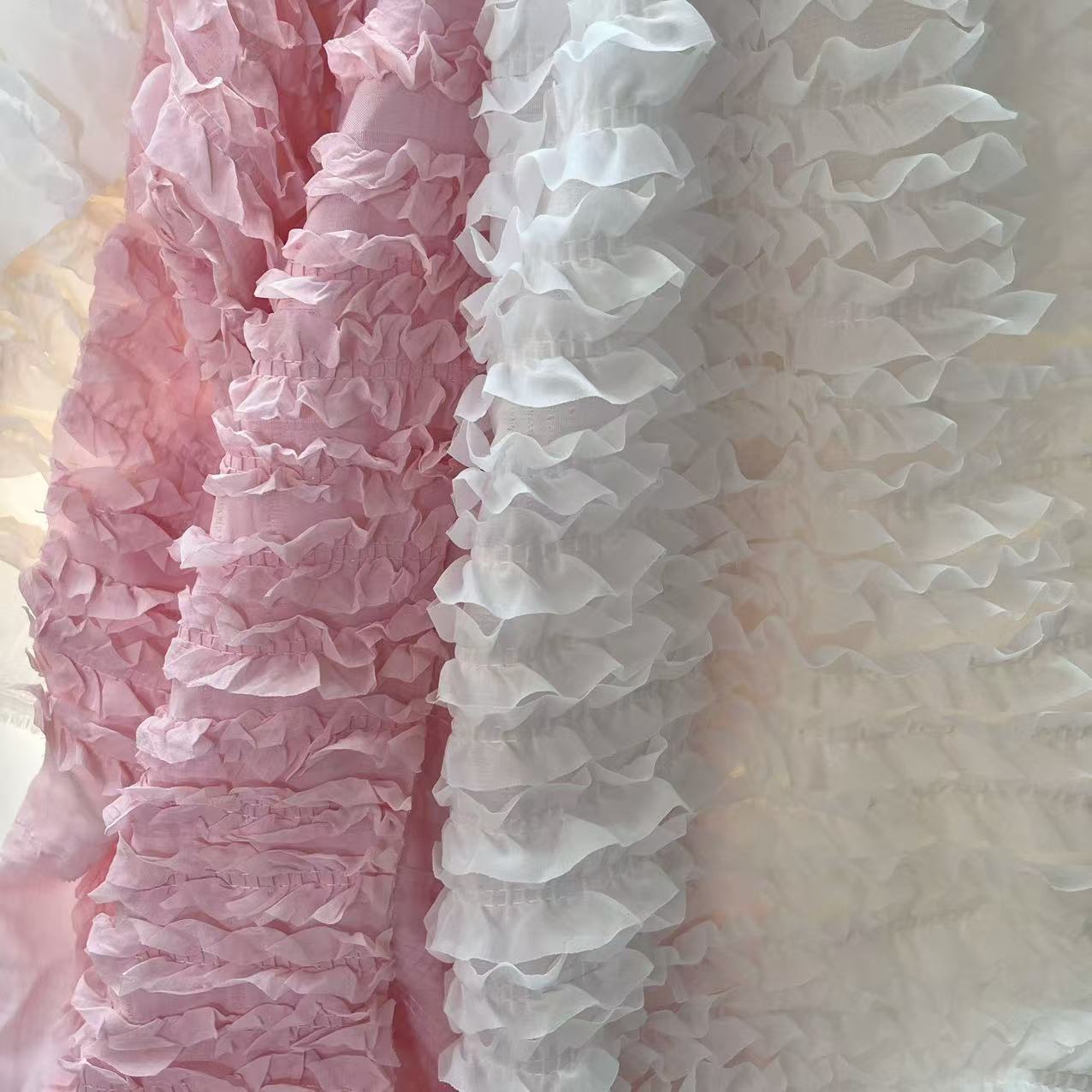 春夏新品钩绣木耳花边雪纺绣花面料压皱连衣裙礼服布料批发