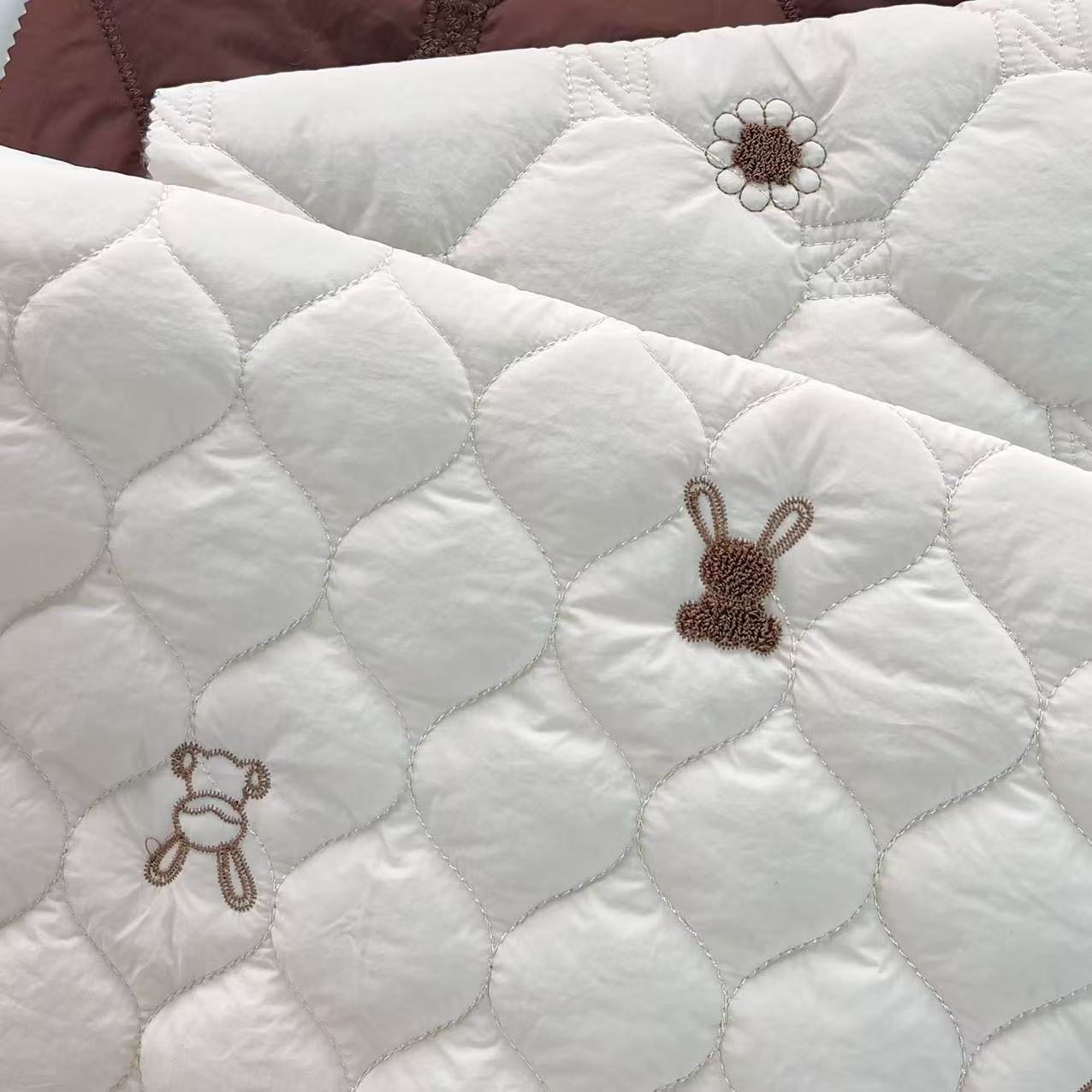 定制新款绗缝棉布料毛巾绣绗棉立体绣花刺绣夹棉布衍缝包包童装布